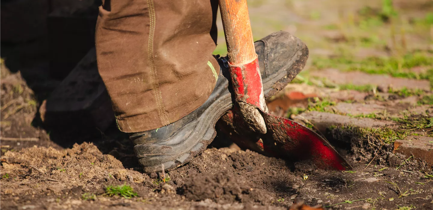 Gartenbau - Arbeiten mit Schaufel